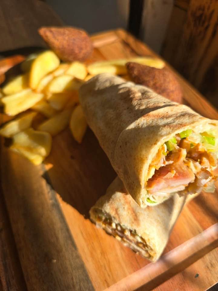 Chawarma poulet ouvert sur planche en bois