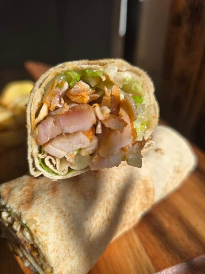 Gros plan sur un chawarma poulet généreux