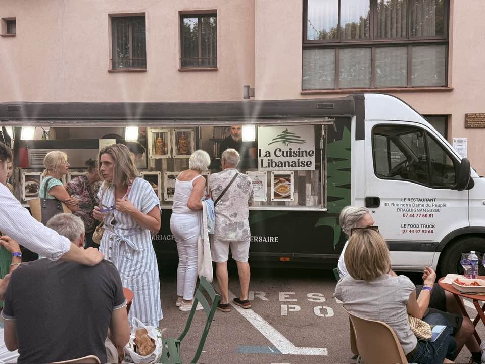 Service au food truck lors d'un événement à Draguignan