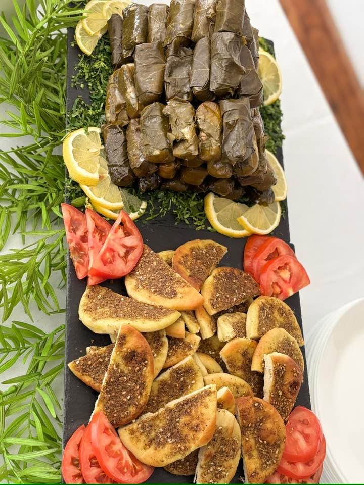 Plateau de feuilles de vigne et man'ouché au za'atar