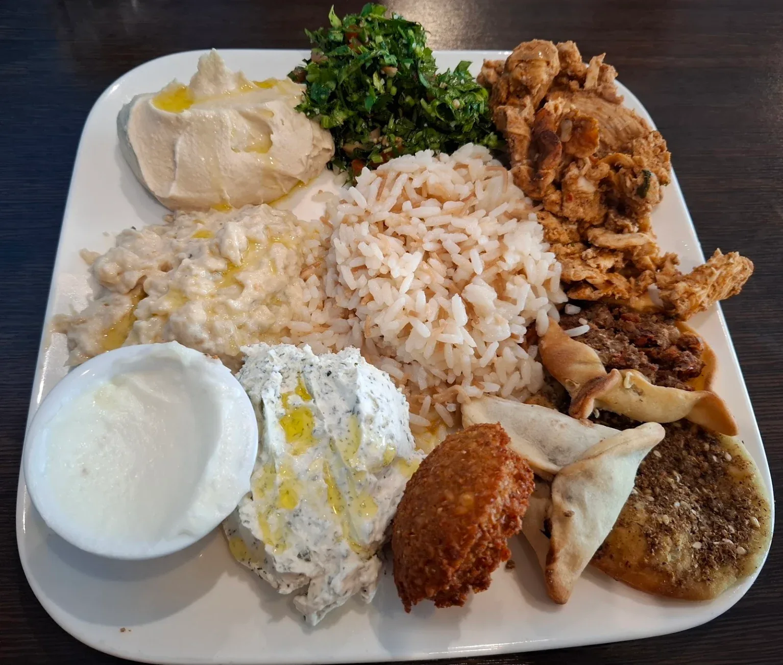 Grande assiette découverte avec riz, chawarma, mezzés et bouchées libanaises