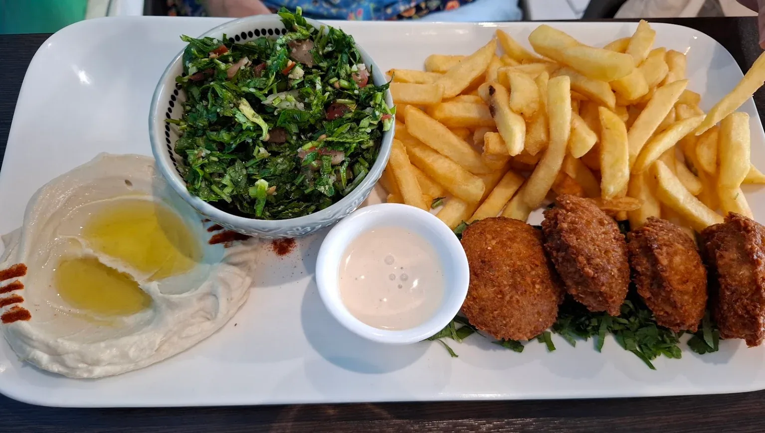 Assiette de falafels avec houmous, taboulé, frites et sauce au sésame