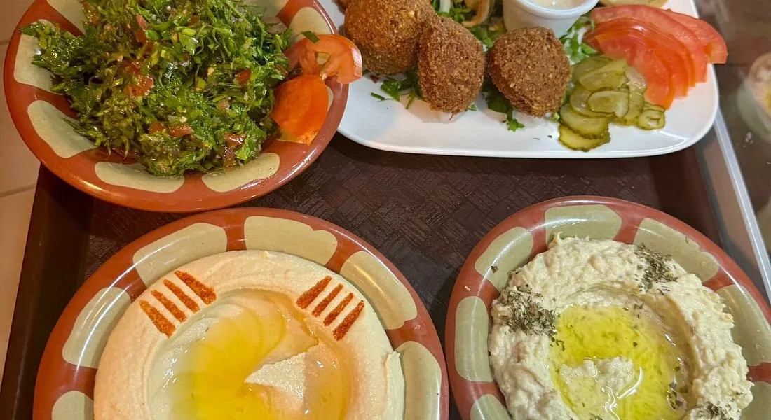 Table de mezzés libanais avec taboulé, falafels, houmous et moutabbal