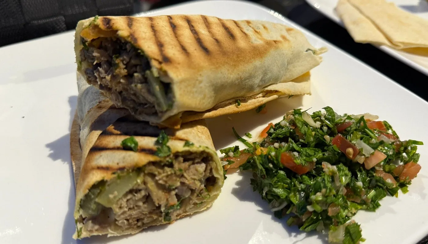 Sandwich libanais grillé coupé en deux et accompagné de taboulé frais